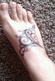 Totem tatuaggio semplice per i piedi delle ragazze
