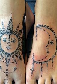 Sonn a Mond Totem Tattoo op der Instep