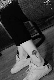Modellu di tatuu di fiore di lotus nantu à a perna