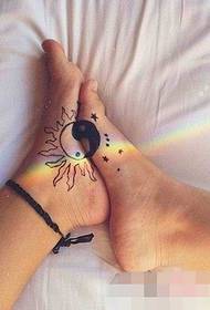 Par flickvänner fot på svartvita yin och yang solstjärnor tatuering bilder
