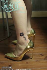 modello di tatuaggio ciliegia fresco e semplice