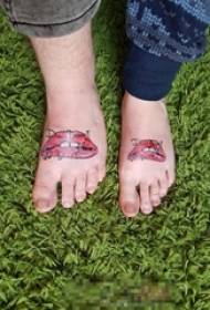 rajongók a lépcsőn festett vörös ajkak tetoválás képeket
