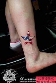 पैर एक लोकप्रिय क्लासिक अमेरिकी ध्वज पेंटाग्राम टैटू पैटर्न है