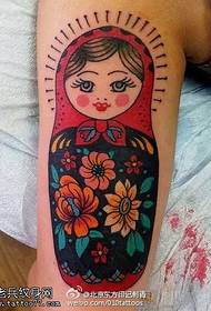 modello di tatuaggio bambola di buon auspicio di colore classico tradizionale