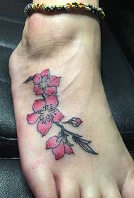 modeli i tatuazheve me lule me ngjyra në anën e pasme është shumë tërheqëse
