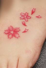 крак красива романтична черешова татуировка