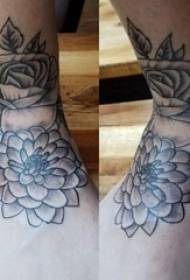 collo del tatuaggio della ragazza del fiore della letteratura sopra l'immagine del tatuaggio del fiore di arte