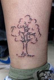 un pupulare picculu mudellu di tatuaggi di albero in a perna