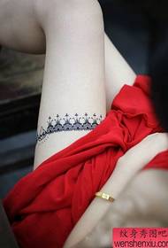 këmbët e bukurisë modeli i tatuazheve delikate popullore delikate
