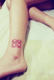 noha móda veľké červené dvojité tetovanie vzor