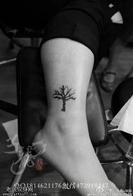 Uno en el tobillo Patrón de tatuaje de árbol pequeño