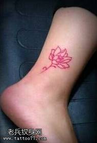 modeli i tatuazhit të lotusit në këmbë