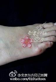 Patrón de tatuaje de flor de cerezo fresco pintado