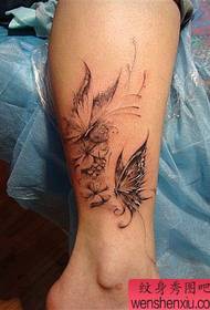 modello tatuaggio gamba: modello tatuaggio farfalla gamba popolare intagliato