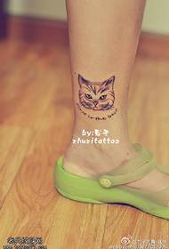 足首の猫の頭のタトゥーパターン