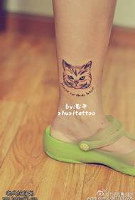 disegno del tatuaggio testa di gatto sulla caviglia