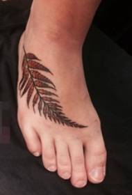 instep boyanmış basit akçaağaç yaprağı dövme resmi