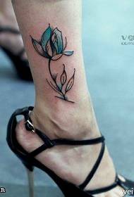 modri vzorec tetovaže lotusa na gležnju