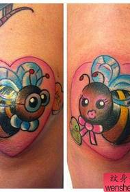 сладък малък пчелен татуировка модел на коленете на момичетата