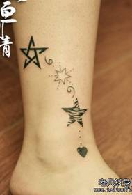 Девојки убава и популарна шема со тетоважи со пет впечатоци