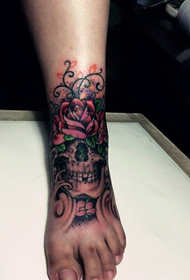 Instep череп 玫瑰 і візерунок татуювання троянди