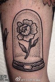 picculu tatuu di fiori annantu à l'ankle