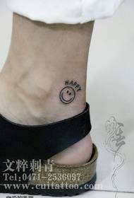 tatuagem de rosto sorridente no tornozelo