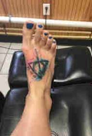 Immagine geometrica del tatuaggio del piede della ragazza del tatuaggio geometrico