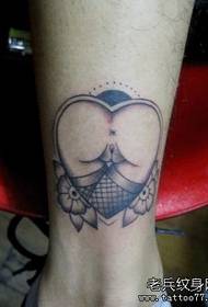un patrón alternativo de tatuaxe de amor na perna