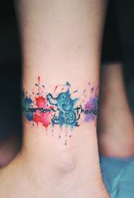 modeli i tatuazhit me bojëra uji me këmbë të zhveshur
