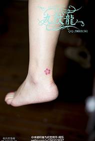 uma tatuagem de ameixa no tornozelo