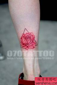 Gambe da bambina con un colorato motivo a rosa e triangolo