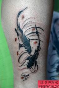 популярный рисунок тушью кальмара на ноге
