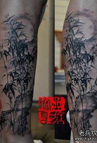 аяғы Классикалық бояумен бамбук татуировкасы үлгісі