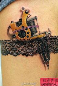 gambe di bellezza e bellissimo modello di tatuaggio a macchina di pizzo e tatuaggio
