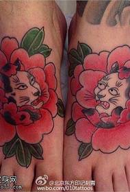 Phatrún tattoo cat peony ar an gcos