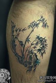 un mudellu di tatuatu di bambù grisgiu neru nantu à a perna