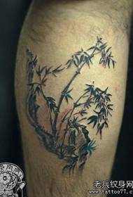 un disegno del tatuaggio di bambù grigio nero sulla gamba