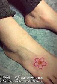 足のいばら新鮮な小さな桜のタトゥーパターン