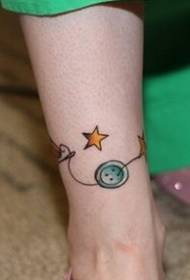maza svaiga un skaista pogas piecstaru zvaigznes tetovējuma attēls uz pēdas