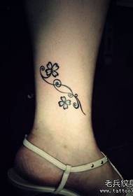 modeli i bukur i tatuazheve tërfili me katër gjethe të vajzave të tërmetit