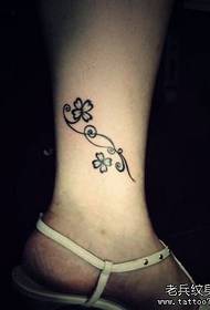 magandang babae na babae na totem na may apat na dahon na pattern ng tattoo ng klouber
