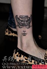 kecantikan kaki pola tato kupu-kupu yang indah