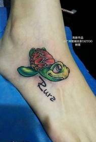 mtindo mdogo wa tattoo ya turtle