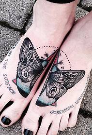 L'escola de noies de les nenes va pintar patró de tatuatge en anglès europeu i americà de papallona