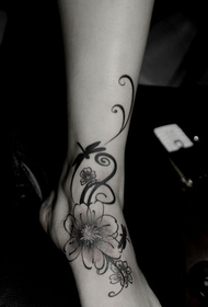женска тетоважа и цветна лоза тетоважа