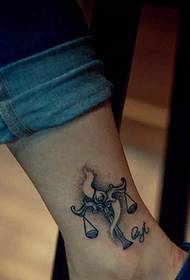 Das Tattoo auf den nackten Füßen nennt sich das Tattoo-Muster. Einfach zurückhaltend