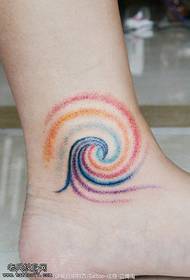 pięknie wyglądający wzór tatuażu w kolorowe paski