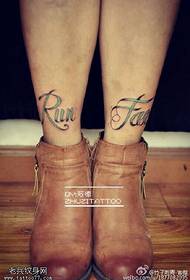 grande motivo a tatuaggio inglese sulla caviglia