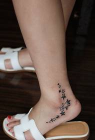 красива и красива черна звезда татуировка модел на глезена